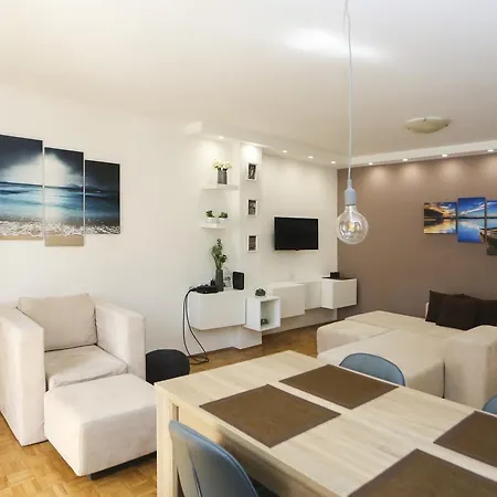 Modern With Free Parking Apartment Novi Sad