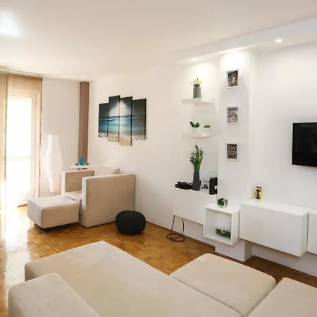 Modern With Free Parking Apartment